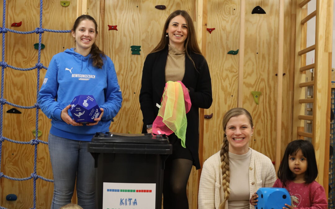 Übergabe einer Bewegungstonne an die Fröbel-Kita Seeburger Straße  